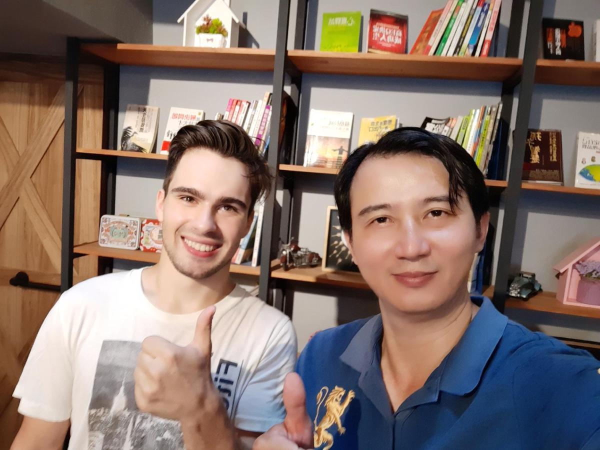Quiet Hostel - Minquan Inn Тайнан Екстериор снимка