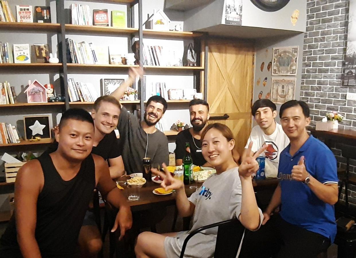 Quiet Hostel - Minquan Inn Тайнан Екстериор снимка